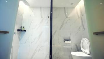 Quarto casal, 1 cama Queen | Banheiro | Chuveiro, secador de cabelo, roupões de banho, toalhas de banho