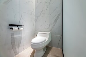 Habitación doble clásica | Baño | Regadera, amenidades de baño gratuitas, secadora de cabello, toallas 