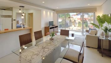Appartement, balcon, vue ville | Intérieur