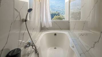 Chambre Supérieure | Salle de bain | Serviettes fournies, savon, shampoing, papier toilette