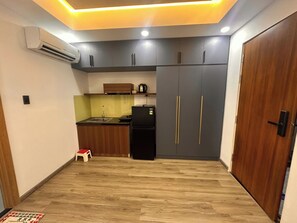 Căn hộ, 1 giường cỡ king, quang cảnh thành phố | Bếp riêng | Tủ lạnh, bếp nấu, dụng cụ nấu nướng/bát dĩa/dao nĩa 