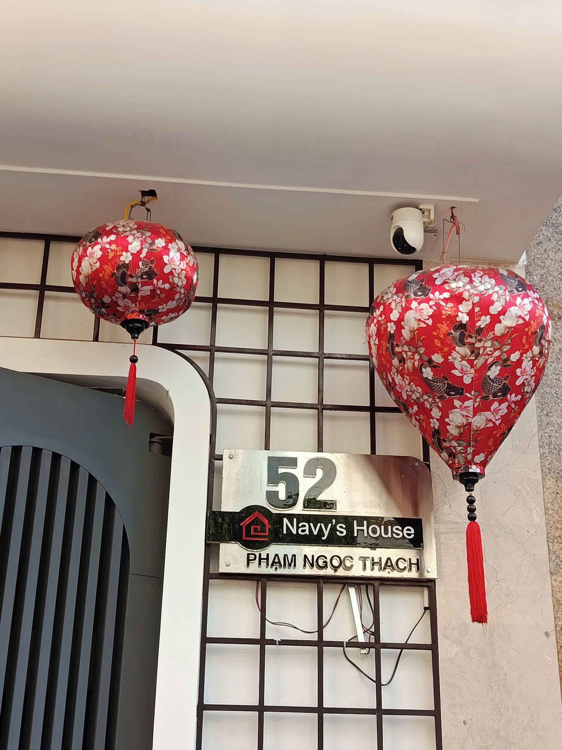 En byggnad med en skylt som visar texten: «52 Navy's House PHAM NGOC THACH».