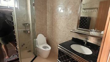 Appartement, 1 kingsize bed, uitzicht op de stad | Badkamer | Een bad/douchecombinatie, gratis toiletartikelen, handdoeken, zeep