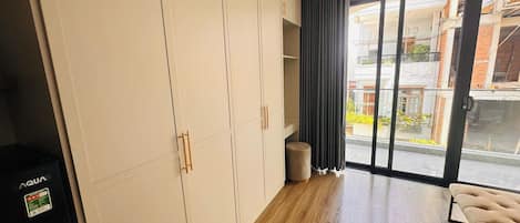 Deluxe Apartment, 1 King Bed, City View | Interior