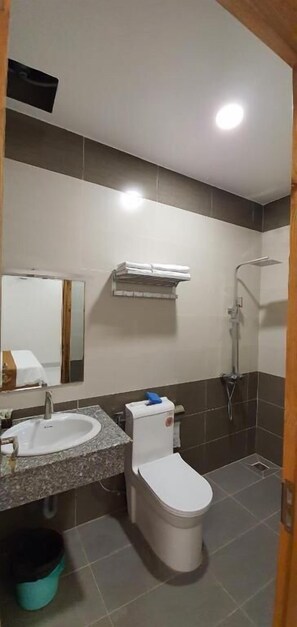 Basic Studio, City View | Bathroom - Anh Dao Hotel (Vung Tau)
