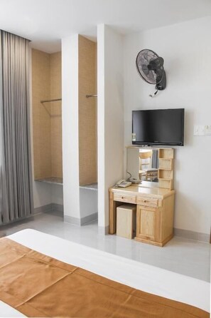 Espresso maker, coffee/tea maker, electric kettle, dining tables - Anh Dao Hotel (Vung Tau)