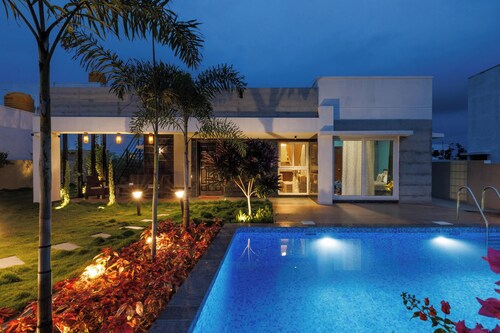 The Blue Orchard Private Pool Lawn 1hr HSR