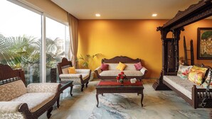 A room with a sofa set, a coffee table, and a decorative wall piece. - Villa Costamadeira by Stayjadepvt Poolnr Airport (Vasco da Gama)