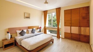 A bedroom with a bed, nightstand, window, and wardrobe. - Villa Costamadeira by Stayjadepvt Poolnr Airport (Vasco da Gama)