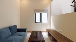 A modern living room with a sofa, a coffee table, and a bench. - Stonehill Villa Nr Airport 30min Nandi Hills (Bengaluru)