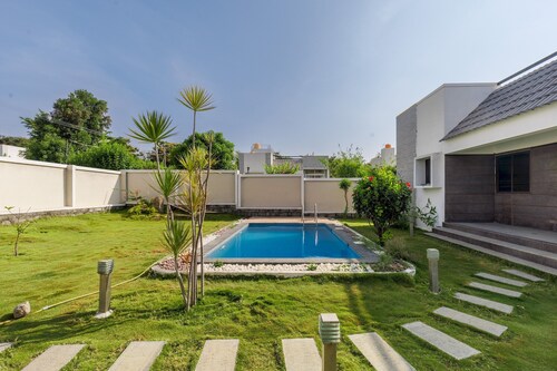 Jhilmil Escape Pool Garden 1hr Koramangala HSR