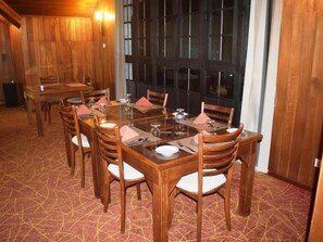 Dining - Daffodils Hotel   (Nuwara Eliya)