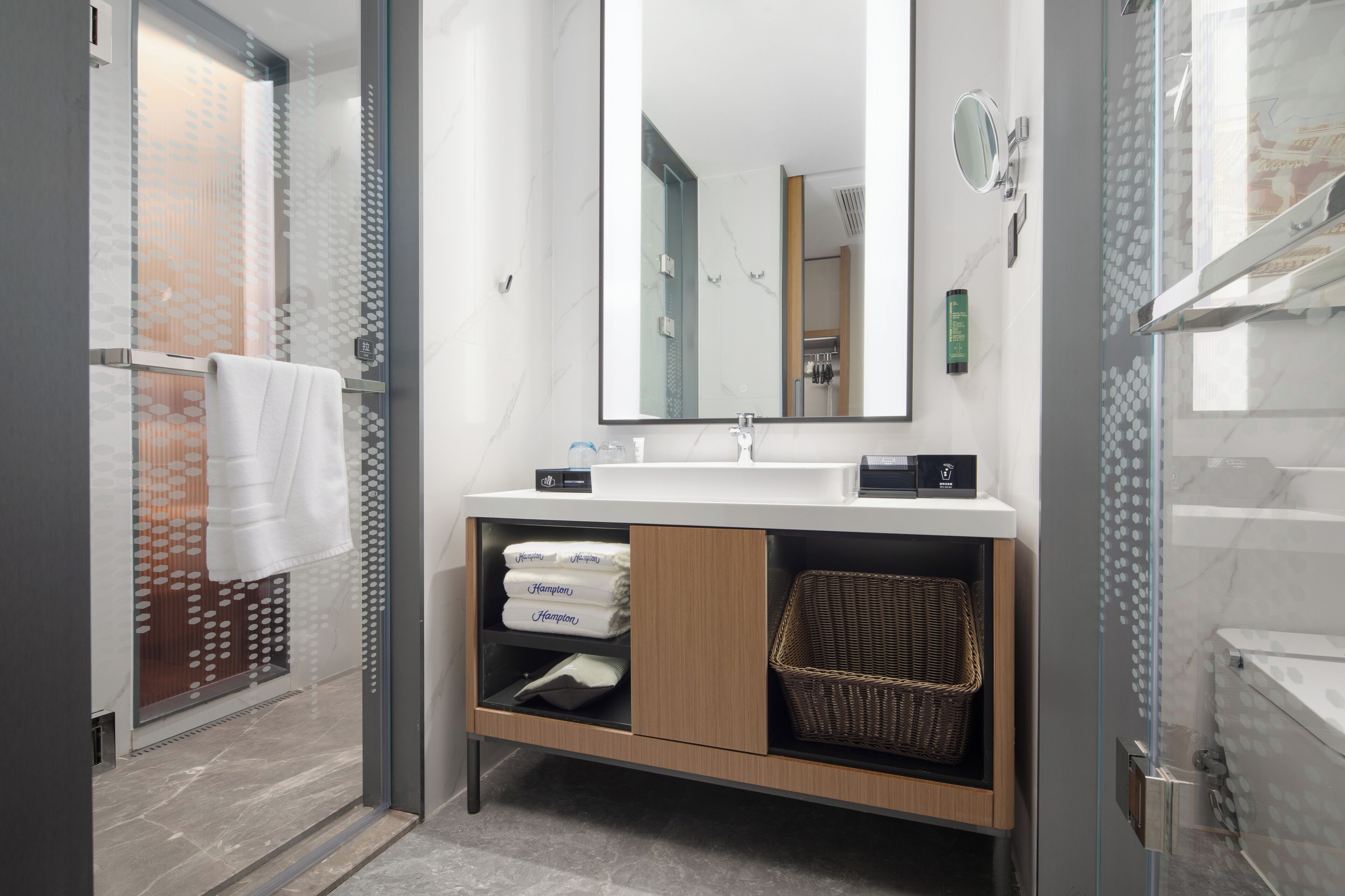 Superior eenpersoonskamer, balkon | Badkamer | Een douche, gratis toiletartikelen, een haardroger, handdoeken