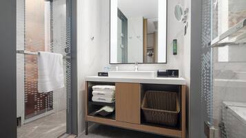 Superior eenpersoonskamer, balkon | Badkamer | Een douche, gratis toiletartikelen, een haardroger, handdoeken