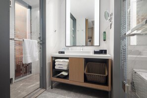 Habitación individual superior, balcón | Baño | Ducha, artículos de higiene personal gratuitos y secador de pelo