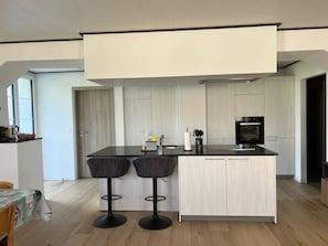 Kühlschrank, Mikrowelle, Ofen, Geschirrspüler