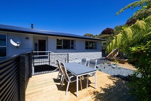 Outdoor dining - Absolutely Stunning Ocean & Mountain Views over Kaikoura, up to 10 people (Kaikōura)