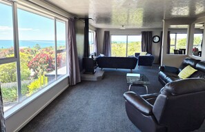 Living area - Absolutely Stunning Ocean & Mountain Views over Kaikoura, up to 10 people (Kaikōura)