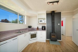 Private kitchen - Absolutely Stunning Ocean & Mountain Views over Kaikoura, up to 10 people (Kaikōura)