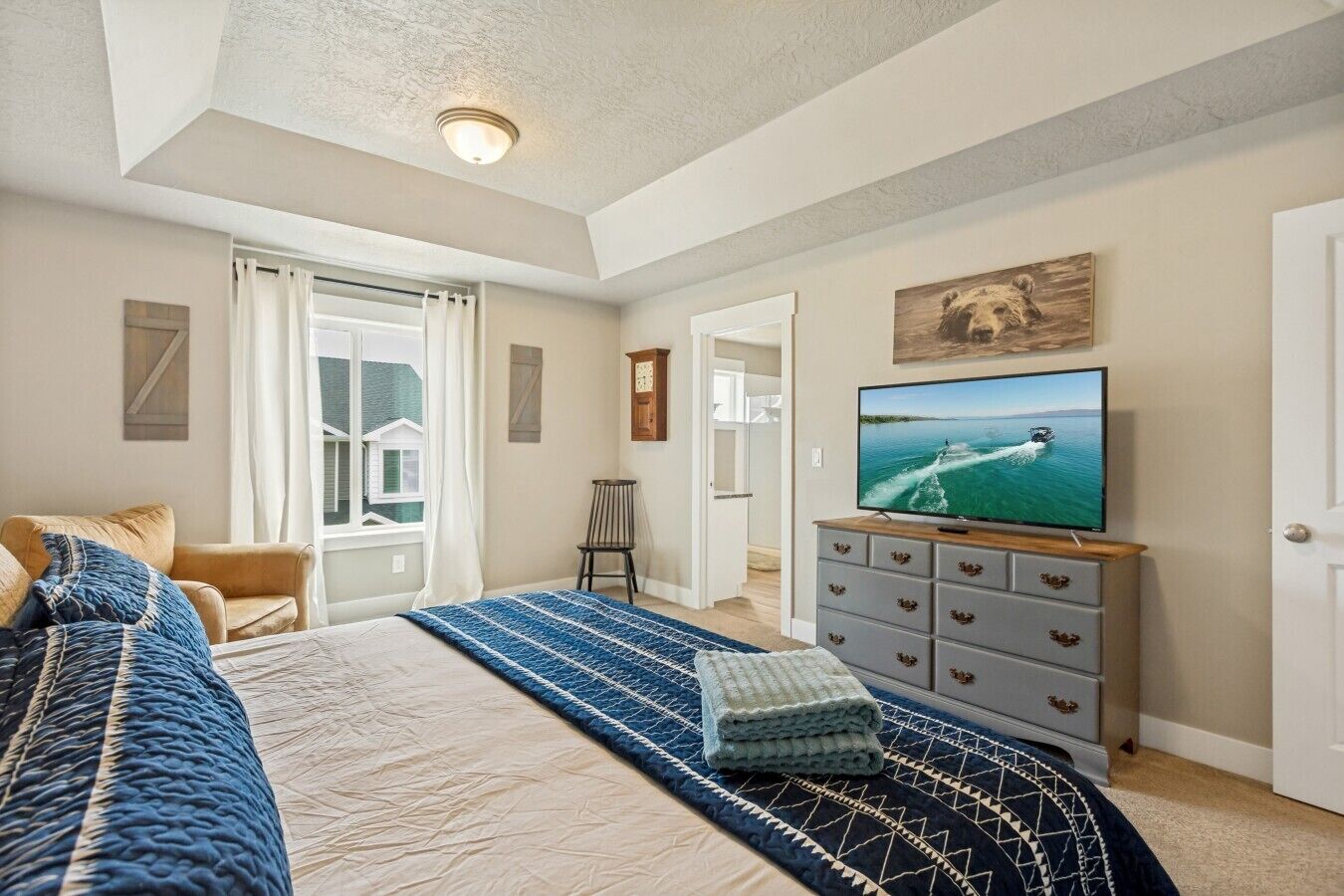 Iron/ironing board, travel crib, WiFi, bed sheets