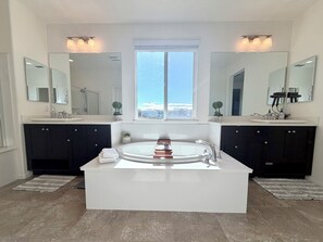 Hair dryer, towels, soap, toilet paper - Lakeside house in River Islands (Lathrop)