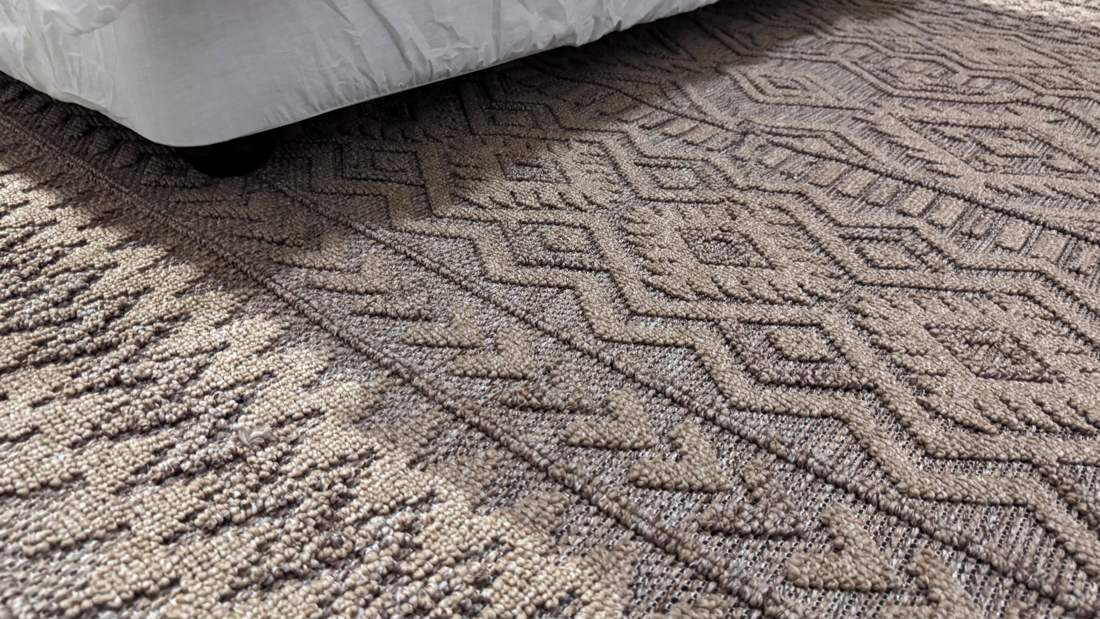 Un tapis orné d’un motif géométrique.