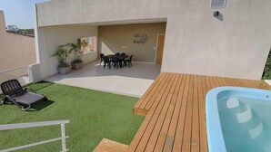 A rooftop patio with a pool, a dining area, and a small garden. - Corporate Stays Edificio Pilar - N2A2 (Asunción)