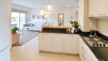 Appartement, balcon, vue ville | Cuisine privée