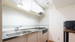 Refrigerador con freezer, microondas, utensilios de cocina