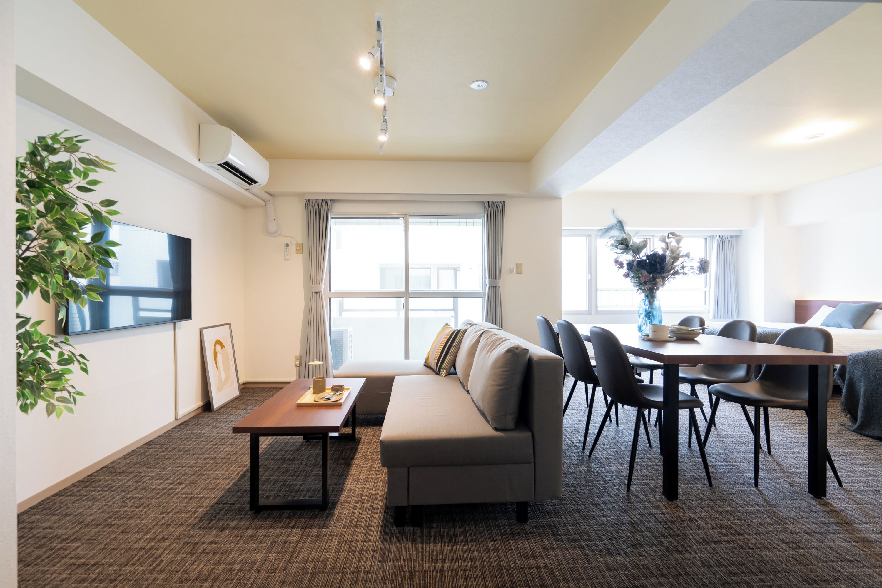 Deluxe Apartment | Blackout drapes, iron/ironing board, WiFi (free), bed sheets