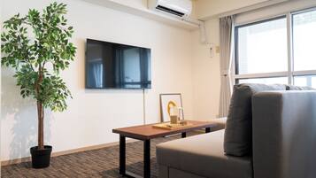 Deluxe Apartment | Blackout drapes, iron/ironing board, WiFi (free), bed sheets