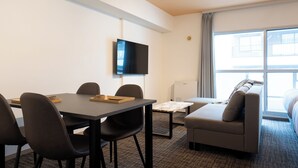 Cortinas blackout, tabla de planchar con plancha y wifi gratis 