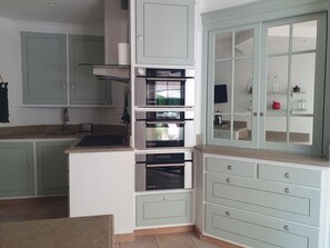 Coffee/tea maker, cookware/dishes/utensils - Villa Émeraude 6P Stunning infinity pool! Barbecue. 3-bedroom apartment! (Les Mées)