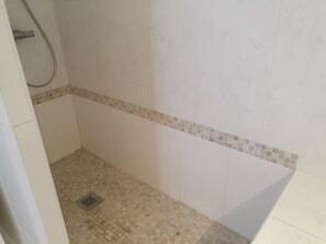 Shower, hair dryer, towels, toilet paper - Villa Émeraude 6P Stunning infinity pool! Barbecue. 3-bedroom apartment! (Les Mées)