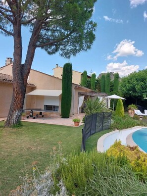 Terrace/patio - Villa Émeraude 6P Stunning infinity pool! Barbecue. 3-bedroom apartment! (Les Mées)