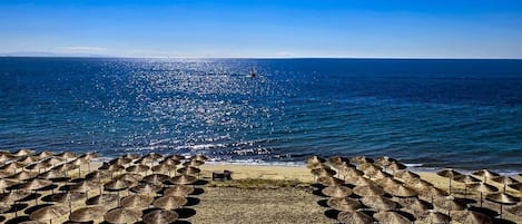 Superior trippelrum - balkong - havsutsikt | Strand | På stranden, vit sandstrand, parasoller och strandbarer