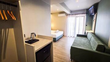 Escritorio, espacio para trabajar con laptop y cortinas blackout