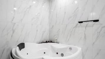 Asciugacapelli, asciugamani, shampoo, carta igienica
