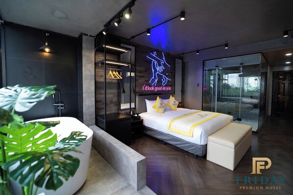 Romantic Suite, City View | Desk, blackout drapes, iron/ironing board, free WiFi - Friday Premium Hotel (Hoa Hung)