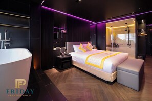 Romantic Suite, City View | Desk, blackout drapes, iron/ironing board, free WiFi - Friday Premium Hotel (Hoa Hung)