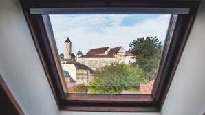 Ein Oberlicht mit Blick auf ein historisches Gebäude mit einem Turm.