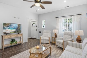 Smart TV - Casa Playa in the Heart of Long Beach (Long Beach)