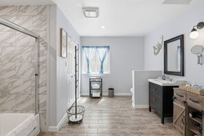 Shower, hair dryer, towels, soap - Casa Playa in the Heart of Long Beach (Long Beach)