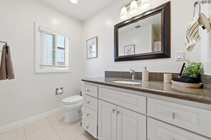 Hair dryer, towels, soap, toilet paper - Newly Remodeled 3BR Culver City Travel Nurse & Corporate Ready (Culver City)