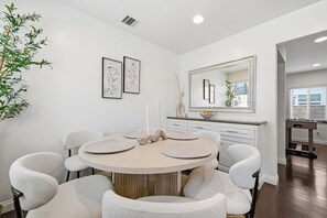 Dining - Newly Remodeled 3BR Culver City Travel Nurse & Corporate Ready (Culver City)