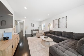 Living area - Newly Remodeled 3BR Culver City Travel Nurse & Corporate Ready (Culver City)