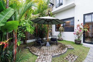 Vila, vista para o jardim | Terraço/pátio