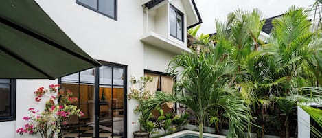 Vila, vista para o jardim | Piscina | Piscina externa
