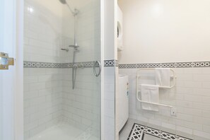 Shower, hair dryer, towels, soap - Quay Street Seaside Escape with Balcony (Auckland City)