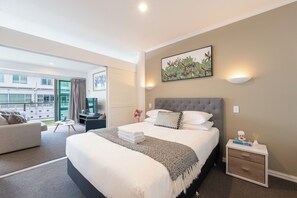 1 bedroom, iron/ironing board, free WiFi, bed sheets - Quay Street Seaside Escape with Balcony (Auckland City)